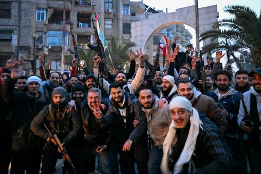 Esad rejimi bitti Suriye’de yeni dönem başladı: Şam’da halk sokaklara akın etti 10